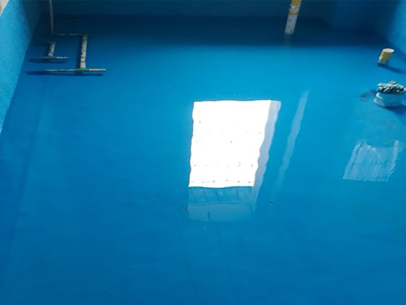 衛(wèi)生間改造防水涂刷:刷第一遍防水涂料。施工前確保工地干凈、干燥，防水涂料要涂滿，無遺漏，與基層結(jié)合牢固，無裂紋，無氣泡，無脫落現(xiàn)象。涂刷高度一致，厚度要達到產(chǎn)品規(guī)定要求。刷第二遍防水涂料。注意、第二遍防水涂料間需要有一定時間間隔，待遍涂料干透后才能進行第二遍，具體時間視涂料而定。間隔時間太短，防水的效果會大打折扣。 鋪保護層。為防止之后的施工破壞防水層，需在防水涂料表面鋪上保護層。保護層要完全覆蓋防水層，無遺漏，與基層結(jié)合牢固，無裂紋，無氣泡，無脫落現(xiàn)象。 閉水試驗。閉水試驗時，地面點的水線不能低于2厘米，保存至少24小時，觀察無滲漏現(xiàn)象后方算合格。如有滲漏，需重做，切莫不能疏忽大意。
