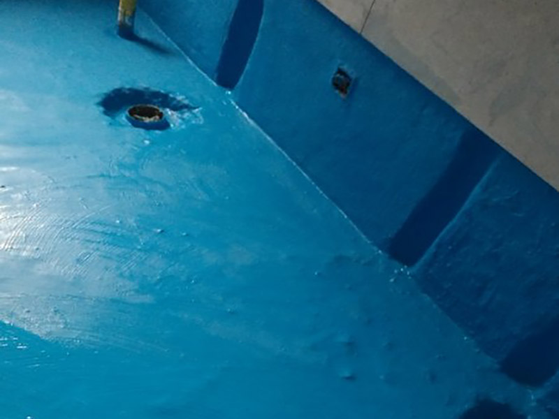 衛(wèi)生間改造防水涂刷:刷第一遍防水涂料。施工前確保工地干凈、干燥，防水涂料要涂滿，無遺漏，與基層結(jié)合牢固，無裂紋，無氣泡，無脫落現(xiàn)象。涂刷高度一致，厚度要達到產(chǎn)品規(guī)定要求。刷第二遍防水涂料。注意、第二遍防水涂料間需要有一定時間間隔，待遍涂料干透后才能進行第二遍，具體時間視涂料而定。間隔時間太短，防水的效果會大打折扣。 鋪保護層。為防止之后的施工破壞防水層，需在防水涂料表面鋪上保護層。保護層要完全覆蓋防水層，無遺漏，與基層結(jié)合牢固，無裂紋，無氣泡，無脫落現(xiàn)象。 閉水試驗。閉水試驗時，地面點的水線不能低于2厘米，保存至少24小時，觀察無滲漏現(xiàn)象后方算合格。如有滲漏，需重做，切莫不能疏忽大意。