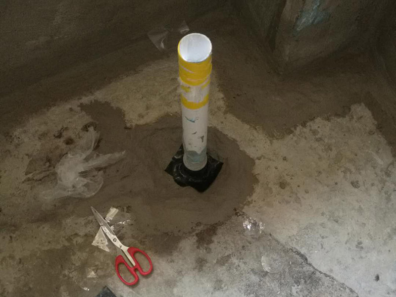 衛(wèi)生間改造管道維修:衛(wèi)生間的排水管道盡量不要做大的改動(dòng)，換掉出現(xiàn)問題的管道，水壓不夠的老房子，可以加增壓泵，泵的大小根據(jù)水壓的大小而定。 浴室翻新要增加一定的插座開關(guān)、水管，或?qū)系牟遄_關(guān)做一些移位，以符合新格局下人們的使用習(xí)慣。為了確保隱蔽工程的質(zhì)量和售后服務(wù)，通常要在新舊線路銜接的位置用空白面板或是新增插座的方式做標(biāo)記，萬(wàn)一出現(xiàn)問題維修時(shí)容易找到問題點(diǎn)。在選擇電線、水管時(shí)，最好統(tǒng)一使用品質(zhì)比較好的電線、水管等，以打好隱蔽工程這個(gè)底子。