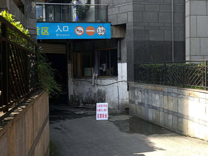 高空外墻施工措施:1.凡從事高處作業(yè)人員,必須定期進行體格檢查,凡不適宜高處作業(yè)的人員,不得從事此項工作; 2.雙層作業(yè)或靠近交通要道作業(yè)時要設(shè)置隔離措施; 3.進行高處作業(yè)時,要根據(jù)具體情況使用符合要求的腳手架、腳手板、吊架、梯子、跳板、安全帶等... 4.高處作業(yè)人員必須戴安全帶,穿防滑鞋; 5.腳手架要牢固穩(wěn)定,并經(jīng)常清除雜物。冬季要隨時清掃冰雪。在過道上要有防護措施;