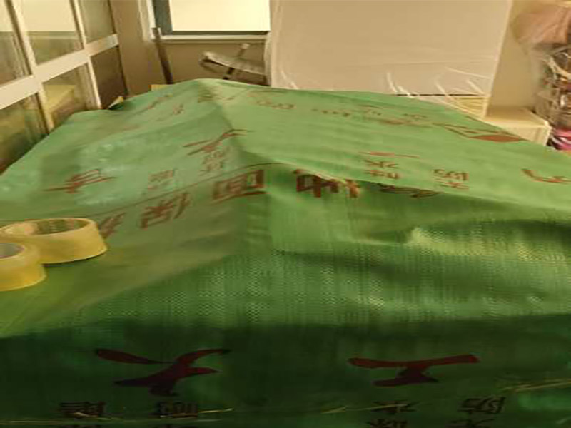 家具保護維修：在裝修前，施工人員都要提前做好油漆的準(zhǔn)備工作，一般包括油漆涂漆環(huán)境的清理、家具的保護措施等，比如在門、窗框最好粘貼一層分色紙，木柜、隔板的家具外面最好有一層報紙包裹著，這樣就可以避免油漆滴落在家具表面被弄臟的情況發(fā)生。