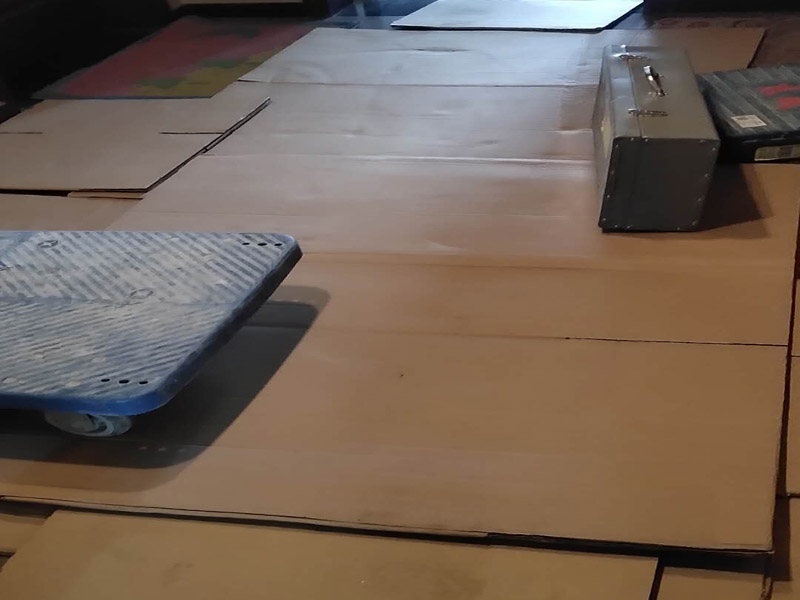 家具保護維修：在裝修前，施工人員都要提前做好油漆的準(zhǔn)備工作，一般包括油漆涂漆環(huán)境的清理、家具的保護措施等，比如在門、窗框最好粘貼一層分色紙，木柜、隔板的家具外面最好有一層報紙包裹著，這樣就可以避免油漆滴落在家具表面被弄臟的情況發(fā)生。