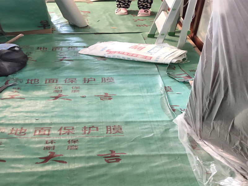 家具保護維修：在裝修前，施工人員都要提前做好油漆的準(zhǔn)備工作，一般包括油漆涂漆環(huán)境的清理、家具的保護措施等，比如在門、窗框最好粘貼一層分色紙，木柜、隔板的家具外面最好有一層報紙包裹著，這樣就可以避免油漆滴落在家具表面被弄臟的情況發(fā)生。