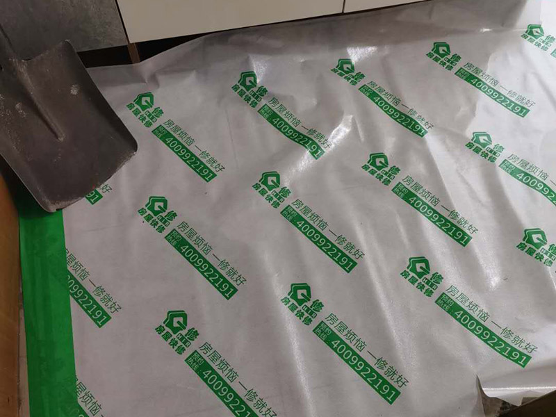 走廊成品保護：入戶門扇用公司統(tǒng)一的門貼進行全面包裹保護，用透明膠帶將保護膜粘貼牢固平整。 用標準保護膜將門框三面保護完整并固定牢固。 工程完工后拆除保護膜時如果有粘貼時的膠痕，應用酒精或?qū)Ｓ玫那逦蹌┣宄z痕。 用標準保護膜將室內(nèi)所有外窗固定扇進行保護，字樣朝外且保護膜上標識或字樣保持橫平豎直，保護膜鋪貼平整固定牢固。 工程完工后拆除保護膜時如果有粘貼時的膠痕，應用酒精或?qū)Ｓ玫那逦蹌┣宄z痕。