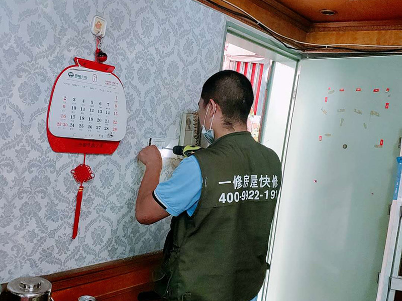 電路打孔安裝：彈線定位  根據(jù)線路圖，經(jīng)過測(cè)量確定線管走向，標(biāo)高，開關(guān)，插座等位置，用墨斗彈出位置，便于后期工作。確定位置后沿著墨斗彈線位置進(jìn)行開槽打孔處理。要求必須橫平豎直，槽深度等于線管直徑+10MM。其中需要注意的是不能橫向開槽，不能再承重結(jié)構(gòu)上開槽，否則可能會(huì)使墻體的受力結(jié)構(gòu)受到影響。電線管敷設(shè)。
