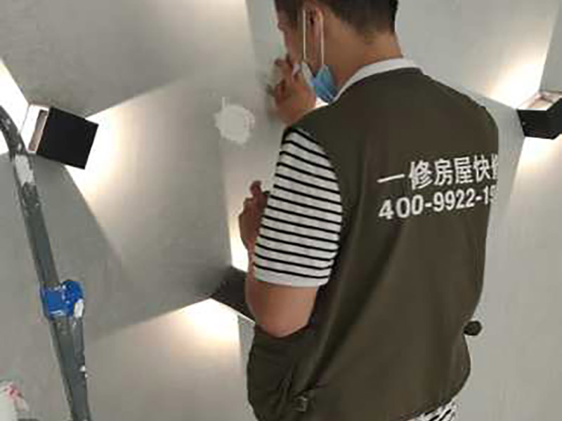 電路打孔安裝：彈線定位  根據(jù)線路圖，經(jīng)過測(cè)量確定線管走向，標(biāo)高，開關(guān)，插座等位置，用墨斗彈出位置，便于后期工作。確定位置后沿著墨斗彈線位置進(jìn)行開槽打孔處理。要求必須橫平豎直，槽深度等于線管直徑+10MM。其中需要注意的是不能橫向開槽，不能再承重結(jié)構(gòu)上開槽，否則可能會(huì)使墻體的受力結(jié)構(gòu)受到影響。電線管敷設(shè)。