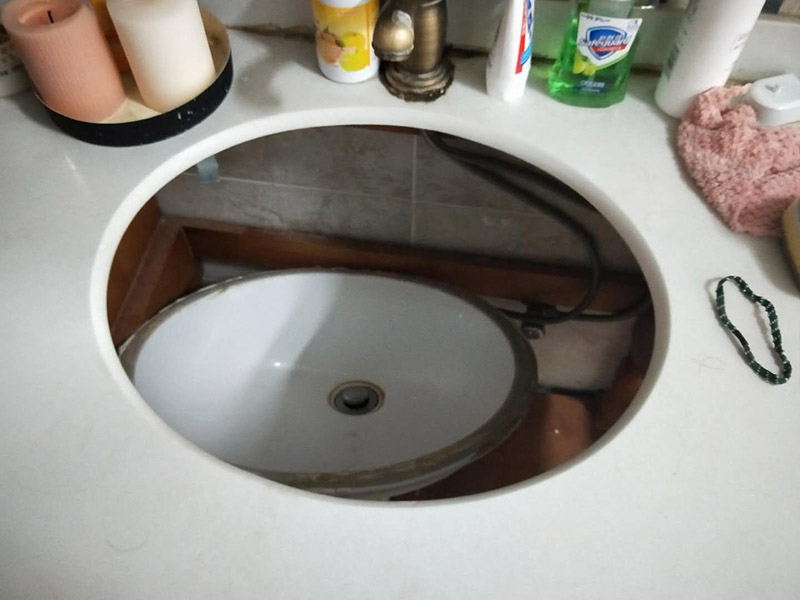 浴室盆安裝維修：需用小鏟子將臺(tái)下盆邊緣處的粘合劑清理干凈，再將云石大力膠或大理石膠涂抹在臺(tái)下盆的邊緣處，粘合時(shí)臺(tái)下盆邊緣需對(duì)準(zhǔn)盆口，然后放置一到兩天，待膠水完全干透后即可使用，如果不放心自己操作，可以聯(lián)系專業(yè)的維修師傅上門進(jìn)行整修。