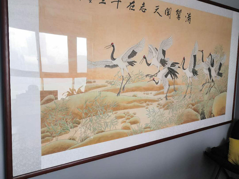 掛畫(huà)安裝服務(wù):釘子固定,這是最簡(jiǎn)單的一種安裝方法，但是會(huì)對(duì)墻面造成一定的破壞，使用這種方法之前，一定要考慮好確定的位置，不要輕易改動(dòng)。 掛鉤固定,用專(zhuān)門(mén)掛畫(huà)用的掛鉤，不同的規(guī)格分別承受不同的重量，最大可承受20斤。掛鉤上有非常堅(jiān)硬細(xì)小的鋼針，適合堅(jiān)硬的墻面，不會(huì)把墻釘出裂痕，同時(shí)方便更換畫(huà)，不會(huì)影響整體的美觀。 吊放,從頂面上垂下吊線或有裝飾性的繩、鏈等，將畫(huà)吊起，同時(shí)吊一幅或多幅均可，也可以用釘釘在天花板腳線，然后用魚(yú)絲按自己要求的高度把畫(huà)掛上去。