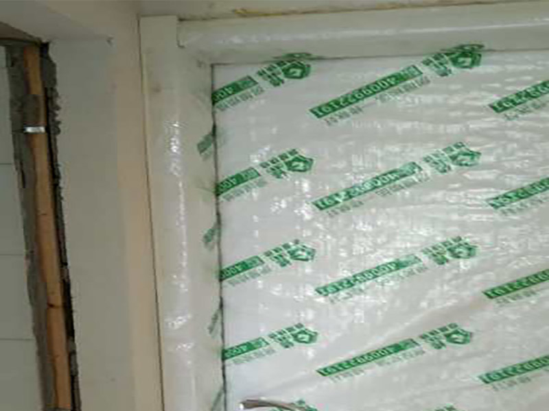 門窗家具保護(hù)方案:地板保護(hù)，地板保護(hù)需要使用pvc+棉保護(hù)膜 （薄的保護(hù)膜會在裝修過程中踩壞），沿墻邊使用家較寬的地板專用膠帶密封。家居保護(hù)只需要使用普通pvc保護(hù)膜即可，注意下方要留足保護(hù)膜遮蓋下方地板。門窗保護(hù):使用無紡布門窗保護(hù)膜，裁剪適當(dāng)大小貼在窗戶上級窗戶框上即可。門使用pvc保護(hù)膜
