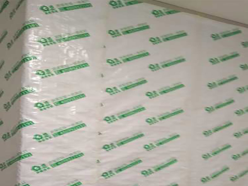 門窗家具保護(hù)方案:地板保護(hù)，地板保護(hù)需要使用pvc+棉保護(hù)膜 （薄的保護(hù)膜會在裝修過程中踩壞），沿墻邊使用家較寬的地板專用膠帶密封。家居保護(hù)只需要使用普通pvc保護(hù)膜即可，注意下方要留足保護(hù)膜遮蓋下方地板。門窗保護(hù):使用無紡布門窗保護(hù)膜，裁剪適當(dāng)大小貼在窗戶上級窗戶框上即可。門使用pvc保護(hù)膜