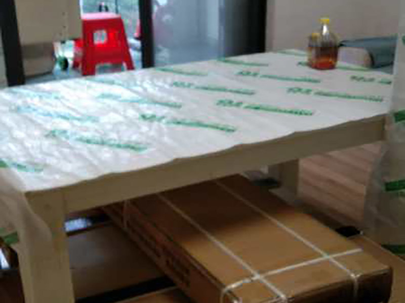 門窗家具保護(hù)方案:地板保護(hù)，地板保護(hù)需要使用pvc+棉保護(hù)膜 （薄的保護(hù)膜會在裝修過程中踩壞），沿墻邊使用家較寬的地板專用膠帶密封。家居保護(hù)只需要使用普通pvc保護(hù)膜即可，注意下方要留足保護(hù)膜遮蓋下方地板。門窗保護(hù):使用無紡布門窗保護(hù)膜，裁剪適當(dāng)大小貼在窗戶上級窗戶框上即可。門使用pvc保護(hù)膜