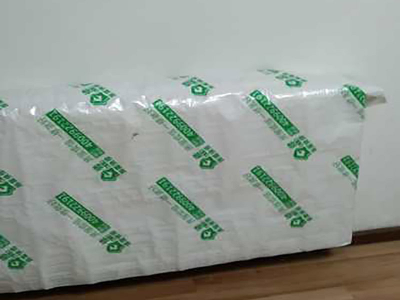門窗家具保護(hù)方案:地板保護(hù)，地板保護(hù)需要使用pvc+棉保護(hù)膜 （薄的保護(hù)膜會在裝修過程中踩壞），沿墻邊使用家較寬的地板專用膠帶密封。家居保護(hù)只需要使用普通pvc保護(hù)膜即可，注意下方要留足保護(hù)膜遮蓋下方地板。門窗保護(hù):使用無紡布門窗保護(hù)膜，裁剪適當(dāng)大小貼在窗戶上級窗戶框上即可。門使用pvc保護(hù)膜
