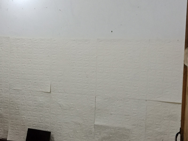 老房子拆除翻新：1、在舊房翻新中先實(shí)施的是主題拆除，其中主要包括墻面、地面、門(mén)窗、水路、電路等各方面的拆除。提醒各位裝修業(yè)主們?cè)诓鸪^(guò)程中，廚衛(wèi)的墻磚鏟除中防水層是極易被損壞的，所以裝修業(yè)主們?cè)趬γ婺ɑ彝瓿珊笠欢ㄒ匦伦龇浪?2、拆改會(huì)產(chǎn)生許多的垃圾，要及時(shí)清理，同時(shí)老房翻新過(guò)程中時(shí)刻保持室內(nèi)的清潔，這對(duì)于施工也是非常方便的。 3、然后就是水路的改造，這是舊房翻新最重要的項(xiàng)目之一。首先要檢查舊房本來(lái)的上、下水路是否銹蝕、老化。對(duì)于勉強(qiáng)能使用的水路管線，今后的使用過(guò)程中會(huì)出現(xiàn)滲水、漏水等諸多問(wèn)題使得更加麻煩。 4、和水路改造同樣重要的就是電路改造了。舊房中很多用的是鋁線，但是鋁已經(jīng)過(guò)時(shí)并且很容易老化，使得其導(dǎo)電性差、易發(fā)熱 導(dǎo)致火災(zāi)隱患的威脅尤為突出，不僅如此，舊房中違章布線、設(shè)計(jì)容量不夠等問(wèn)題都是在改造中要著重關(guān)心的。
