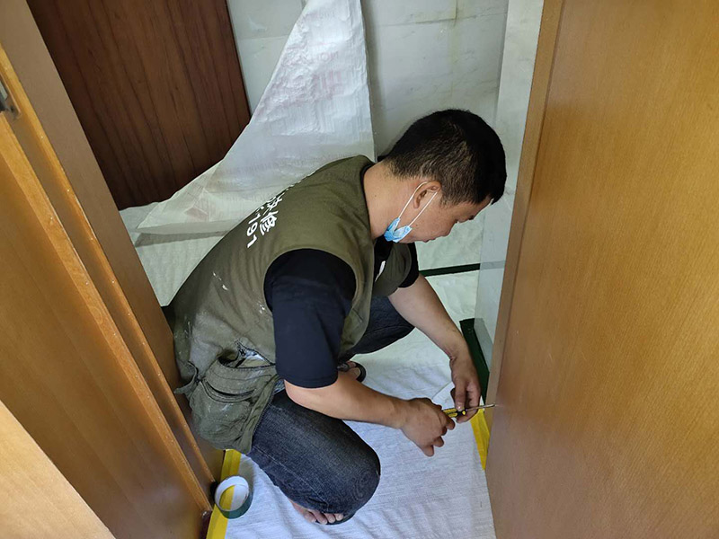 木門安裝服務(wù)：首先我們要組裝門套。將木門的各個部件整理好了，此時只需要將門套與立板根據(jù)編號接合。接下來將門套安裝進門洞里。這是比較重要的一個木門安裝步驟，應(yīng)該先將門套的四周固定好，要注意門套是否與地面垂直，這時候的木門安裝標(biāo)準是垂直誤差不可以超過2mm,水平誤差不允許超過1mm。然后就是安裝門扇了，密封條一定要做好。最后是安裝五金，包括門鎖、合頁、門吸等，一定要確保靈活、牢固。 木門安裝時一定要預(yù)留洞口，而不是采取邊安裝邊砌口的做法，因為這會讓木門安裝時的誤差非常大。  木門安裝要注意墻體的干燥程度。
