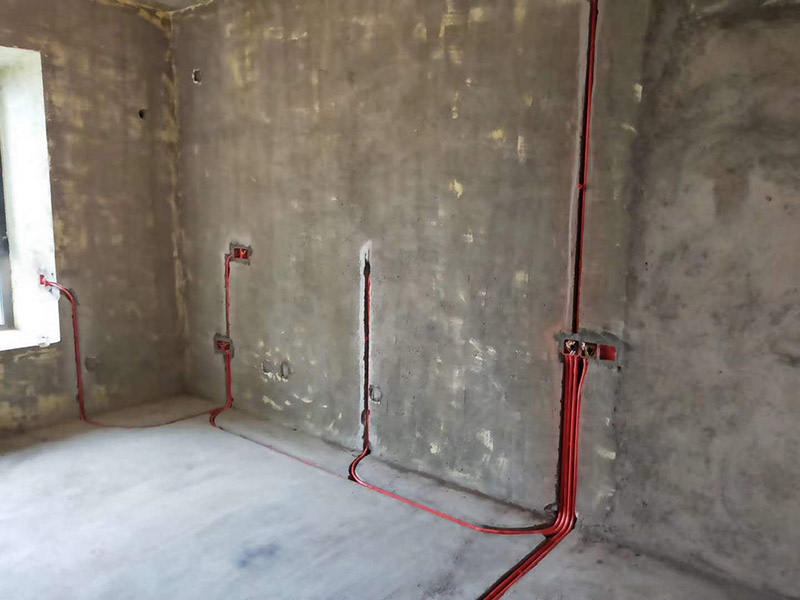 全屋電路布線：首先要根據(jù)電路的用途進(jìn)行電路定位。比如，開(kāi)關(guān)、插座、燈等根據(jù)要求進(jìn)行定位。定位完成后，根據(jù)定位和電路走向，開(kāi)布線槽。線路槽很有講究，要橫平豎直。不過(guò)，規(guī)范的做法是盡量少開(kāi)橫槽，會(huì)影響墻的承受力。開(kāi)槽深度應(yīng)一致，一般為PVC管直徑+10mm，要求槽線筆直。 線管有冷彎管和PVC管兩種，最好用315重型PVC管，冷彎管可以彎曲而不斷裂，是布線的最好選擇，因?yàn)樗霓D(zhuǎn)角是有弧度的，線可以隨時(shí)更換，而不用開(kāi)墻。冷彎管要用彎管工具，弧度應(yīng)該是線管直徑的6倍，先排管，后用鋼絲穿過(guò)，便于以后線路升級(jí)、維修。