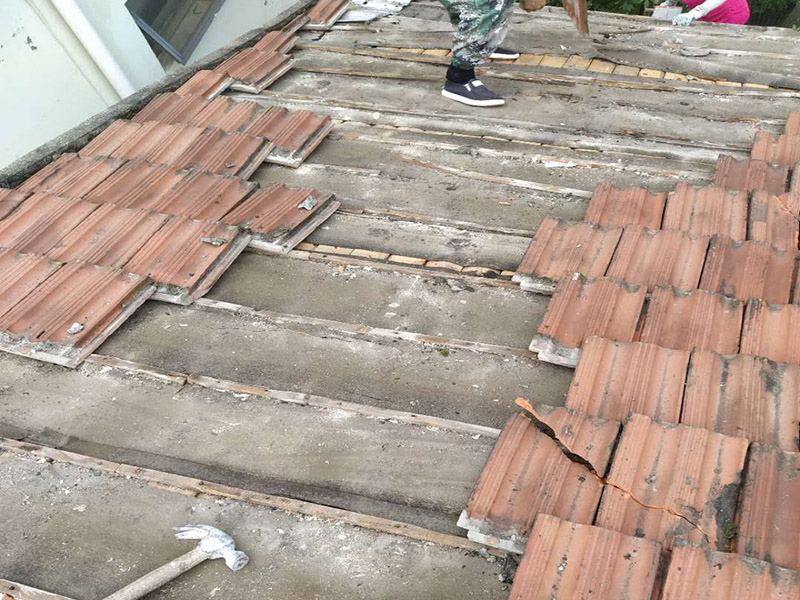 瓦房拆除防水維修：在屋頂擺列的椽子上，一般會(huì)加蓋一層木板，稱作望板，用以承托苫背和瓦件，除了木質(zhì)望板之外，還有荊芭，瓦芭，席箔，葦箔，望磚等其他材料，在這一層上面使用泥灰做防水層，這個(gè)操作就是所謂的苫背。防水層先以白灰膏封閉望板的縫隙，再鋪青灰，類似于現(xiàn)在的混凝土，然后加上10厘米左右的灰背，以石灰和細(xì)粘土混合拍實(shí)，用以做剛性防水。瓦件的疊加總會(huì)有滲漏，這是第二道防線。當(dāng)然還有使用類似現(xiàn)在金屬卷材的鉛錫背，防水性能更佳。
