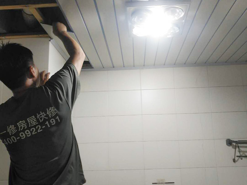 衛(wèi)生間整體拆除方案：首先，拆除瓷磚時要用電，而電是從客廳臨時拉的，為了避免在施工過程中發(fā)生觸電的現(xiàn)象，將電拉進(jìn)衛(wèi)生間內(nèi)。其次，舊房改造拆除瓷磚時可以用沖擊電鉆，這種工具方便快捷，可自由更換。但在使用前應(yīng)檢查其是否靈活，可以通過空轉(zhuǎn)一分鐘的方法進(jìn)行檢驗(yàn)。用完之后及時進(jìn)行清理。，梯子也是少不了的工具之一，它可以幫助工人拆掉處于高處的瓷磚，還可以架起臨時插座。拆磚應(yīng)從下至上進(jìn)行，在施工過程中對地面及時進(jìn)行處理，以免因垃圾過多從而影響后面的工作。同時要處理好房內(nèi)的防水層。拆除插座與水龍頭附近的瓷磚時應(yīng)小心，以免損壞水電設(shè)備。
