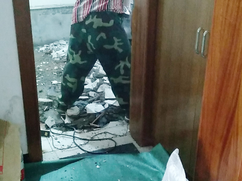 衛(wèi)生間整體拆除方案：首先，拆除瓷磚時要用電，而電是從客廳臨時拉的，為了避免在施工過程中發(fā)生觸電的現(xiàn)象，將電拉進(jìn)衛(wèi)生間內(nèi)。其次，舊房改造拆除瓷磚時可以用沖擊電鉆，這種工具方便快捷，可自由更換。但在使用前應(yīng)檢查其是否靈活，可以通過空轉(zhuǎn)一分鐘的方法進(jìn)行檢驗(yàn)。用完之后及時進(jìn)行清理。，梯子也是少不了的工具之一，它可以幫助工人拆掉處于高處的瓷磚，還可以架起臨時插座。拆磚應(yīng)從下至上進(jìn)行，在施工過程中對地面及時進(jìn)行處理，以免因垃圾過多從而影響后面的工作。同時要處理好房內(nèi)的防水層。拆除插座與水龍頭附近的瓷磚時應(yīng)小心，以免損壞水電設(shè)備。