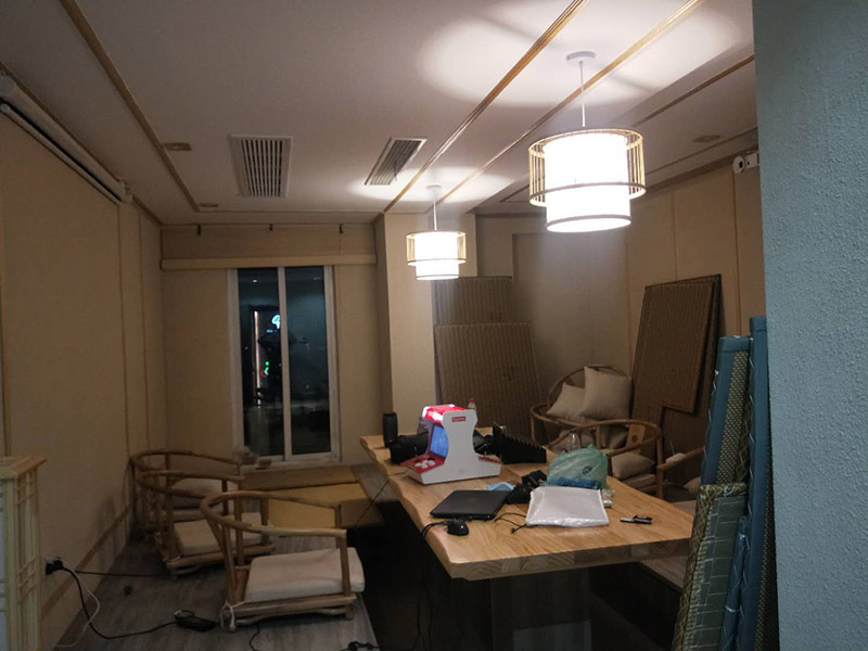 各類(lèi)燈具安裝：先買(mǎi)好需要安裝的燈具，如果安裝的燈具比較高，需要準(zhǔn)備好一個(gè)人字梯。安裝前要把電源總閘關(guān)閉，然后再把燈具放在要安裝的位置，旋緊螺絲將燈具固定在天花板上，最后打開(kāi)總閘看是否有亮。安裝燈具時(shí)大多要鉆孔，所以使用沖擊鉆時(shí)要注意安全。