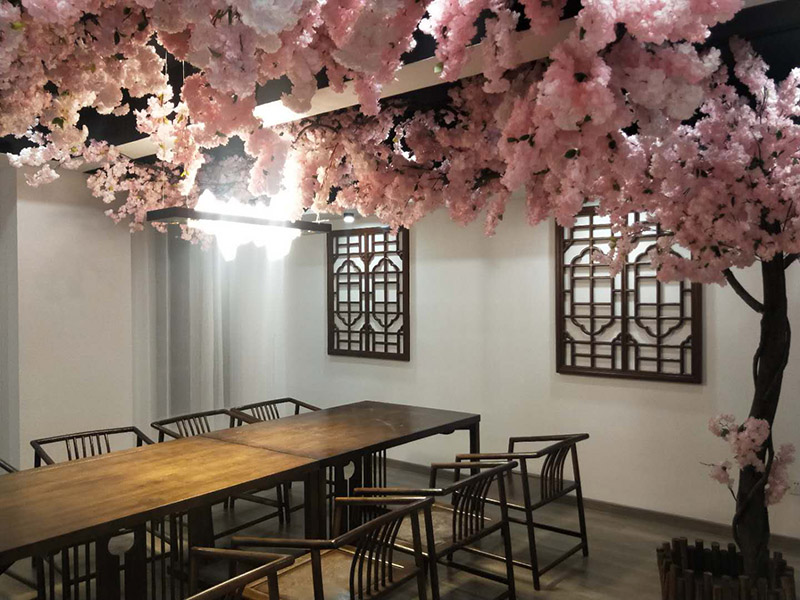 各類(lèi)燈具安裝：先買(mǎi)好需要安裝的燈具，如果安裝的燈具比較高，需要準(zhǔn)備好一個(gè)人字梯。安裝前要把電源總閘關(guān)閉，然后再把燈具放在要安裝的位置，旋緊螺絲將燈具固定在天花板上，最后打開(kāi)總閘看是否有亮。安裝燈具時(shí)大多要鉆孔，所以使用沖擊鉆時(shí)要注意安全。