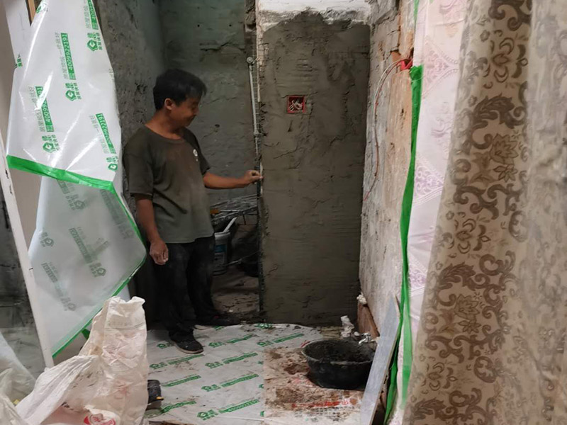 水電管道布線：工人按走向進(jìn)行墻面或地面開槽，開槽過程中，不允許出現(xiàn)墻面橫向開槽大于30cm的現(xiàn)象，因為橫向開槽將破壞整樓的承重，使得抗震能力降低而且墻面容易開裂。如果是保溫墻的話，開很長的橫槽有可能會導(dǎo)致開槽上部的保溫層整體脫落。墻面開槽一般都應(yīng)該是豎向垂直開槽。 埋入管線(包括布線和接好管道)和暗盒，電路施工時先安裝管路，然后再穿導(dǎo)線，這樣可以避免將來換線出現(xiàn)導(dǎo)線無法抽動的現(xiàn)象。穿管不能使用軟管，防止出現(xiàn)死角。同時電路接頭不要裸露在外面，應(yīng)該安裝在線盒內(nèi)，分線盒之間不允許有接頭。