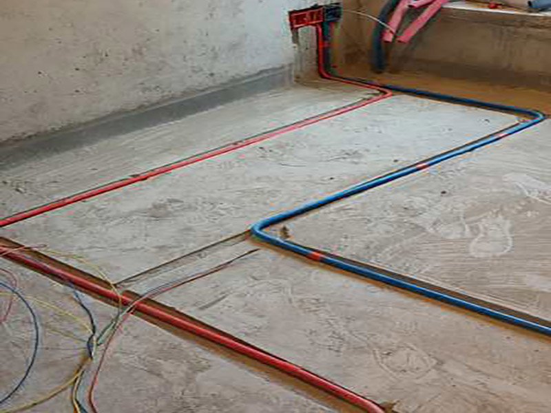 全屋水電開槽布線：水管管路開槽施工方法為先彈線，再開槽。管路開槽按要求必須是平行線與垂直線(如有水電施工圖的對照施工圖更好)。須平行走線的管路一律控制在60-90厘米高(從地面算起)，有水龍頭的管路必須垂直。深度控制在4厘米。線槽開好后施工負責人記好開槽管路尺寸、位置。方便以后潔具安裝時知道管路的位置。水路管道安裝之后，用水泥沙子混合封好衛(wèi)生間所有線槽。等線槽和地面填渣干后，再次清洗地面與墻面，墻地面水份干了即可做防水，墻面防水最好作一米高。