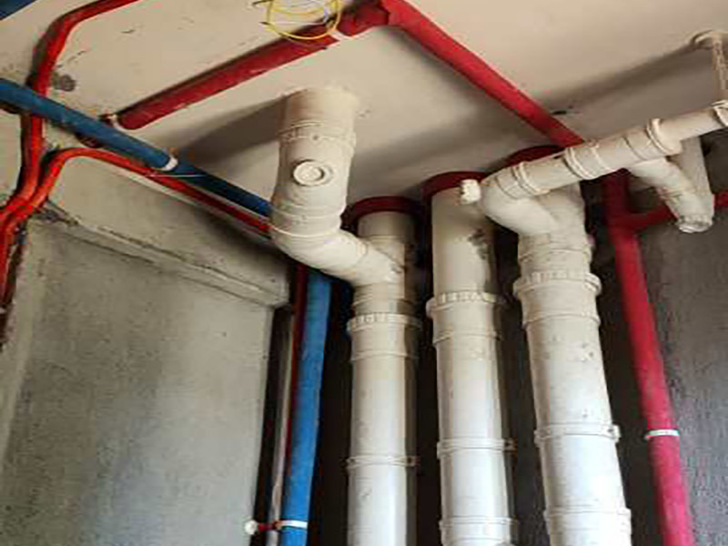 全屋水電開槽布線：水管管路開槽施工方法為先彈線，再開槽。管路開槽按要求必須是平行線與垂直線(如有水電施工圖的對照施工圖更好)。須平行走線的管路一律控制在60-90厘米高(從地面算起)，有水龍頭的管路必須垂直。深度控制在4厘米。線槽開好后施工負責人記好開槽管路尺寸、位置。方便以后潔具安裝時知道管路的位置。水路管道安裝之后，用水泥沙子混合封好衛(wèi)生間所有線槽。等線槽和地面填渣干后，再次清洗地面與墻面，墻地面水份干了即可做防水，墻面防水最好作一米高。