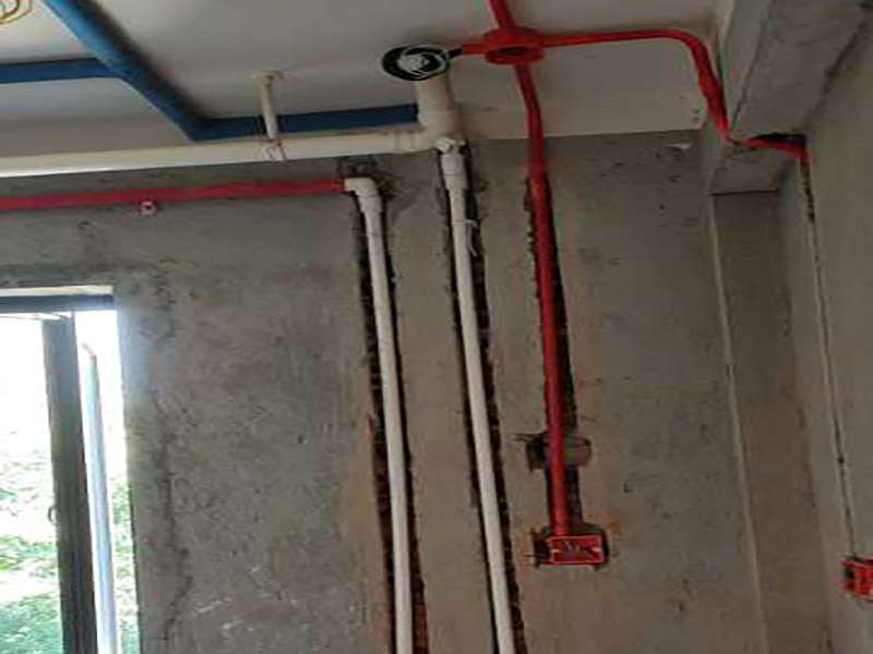 全屋水電開槽布線：水管管路開槽施工方法為先彈線，再開槽。管路開槽按要求必須是平行線與垂直線(如有水電施工圖的對照施工圖更好)。須平行走線的管路一律控制在60-90厘米高(從地面算起)，有水龍頭的管路必須垂直。深度控制在4厘米。線槽開好后施工負責人記好開槽管路尺寸、位置。方便以后潔具安裝時知道管路的位置。水路管道安裝之后，用水泥沙子混合封好衛(wèi)生間所有線槽。等線槽和地面填渣干后，再次清洗地面與墻面，墻地面水份干了即可做防水，墻面防水最好作一米高。