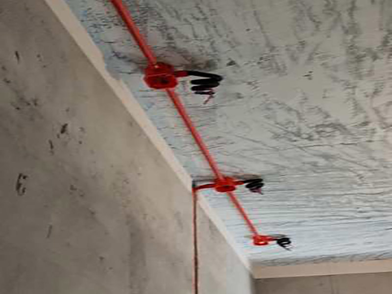 全屋水電開槽布線：水管管路開槽施工方法為先彈線，再開槽。管路開槽按要求必須是平行線與垂直線(如有水電施工圖的對照施工圖更好)。須平行走線的管路一律控制在60-90厘米高(從地面算起)，有水龍頭的管路必須垂直。深度控制在4厘米。線槽開好后施工負責人記好開槽管路尺寸、位置。方便以后潔具安裝時知道管路的位置。水路管道安裝之后，用水泥沙子混合封好衛(wèi)生間所有線槽。等線槽和地面填渣干后，再次清洗地面與墻面，墻地面水份干了即可做防水，墻面防水最好作一米高。