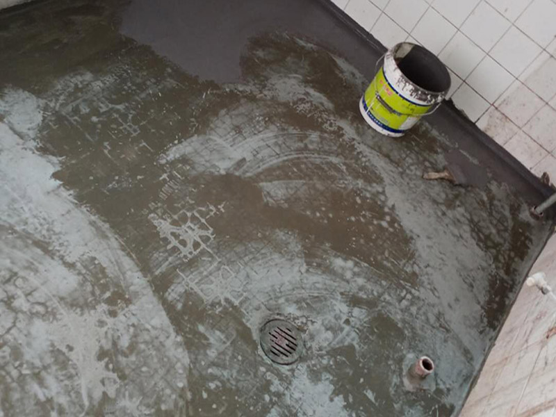 衛(wèi)生間防水貼磚：在地面用水泥砂漿找平一次，等它干透后再做防水。一般的防水施工要做2到3遍，而且防水的順序也是有講究的，比如，要先做完墻面防水再貼墻磚，其次才可以做地面防水，再貼地磚。因?yàn)榈孛娼?jīng)常會(huì)踩來踩去，地面防水如果先做了會(huì)很容易踩壞。一般情況下，在2到3遍的防水層全部做好后，會(huì)有5到7天的固化期，所以自然的，貼瓷磚肯定是要等到這之后才能做。
