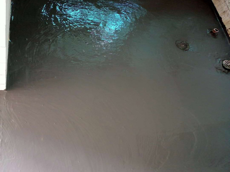 衛(wèi)生間防水貼磚：在地面用水泥砂漿找平一次，等它干透后再做防水。一般的防水施工要做2到3遍，而且防水的順序也是有講究的，比如，要先做完墻面防水再貼墻磚，其次才可以做地面防水，再貼地磚。因?yàn)榈孛娼?jīng)常會(huì)踩來踩去，地面防水如果先做了會(huì)很容易踩壞。一般情況下，在2到3遍的防水層全部做好后，會(huì)有5到7天的固化期，所以自然的，貼瓷磚肯定是要等到這之后才能做。
