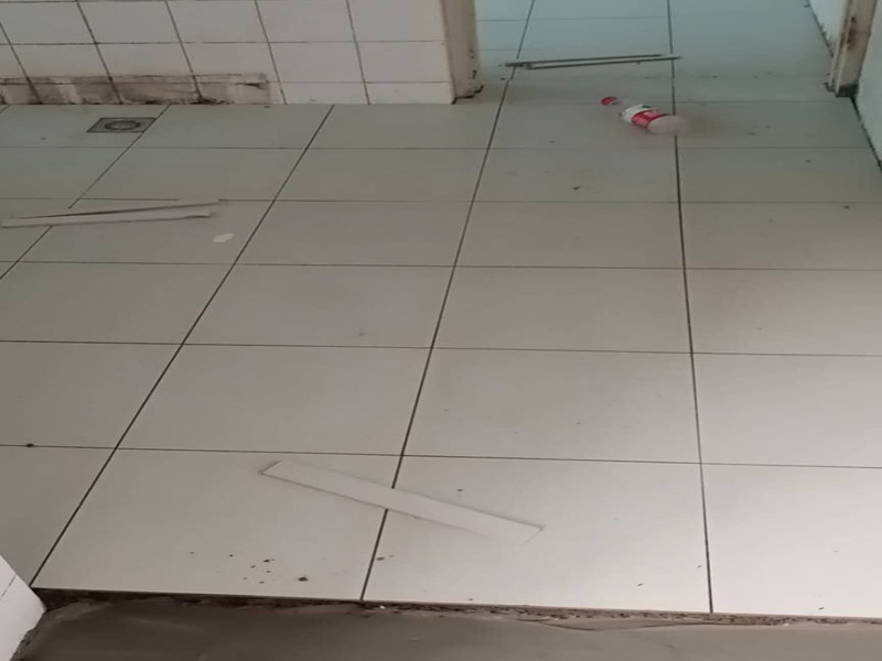 衛(wèi)生間防水貼磚：在地面用水泥砂漿找平一次，等它干透后再做防水。一般的防水施工要做2到3遍，而且防水的順序也是有講究的，比如，要先做完墻面防水再貼墻磚，其次才可以做地面防水，再貼地磚。因?yàn)榈孛娼?jīng)常會(huì)踩來踩去，地面防水如果先做了會(huì)很容易踩壞。一般情況下，在2到3遍的防水層全部做好后，會(huì)有5到7天的固化期，所以自然的，貼瓷磚肯定是要等到這之后才能做。