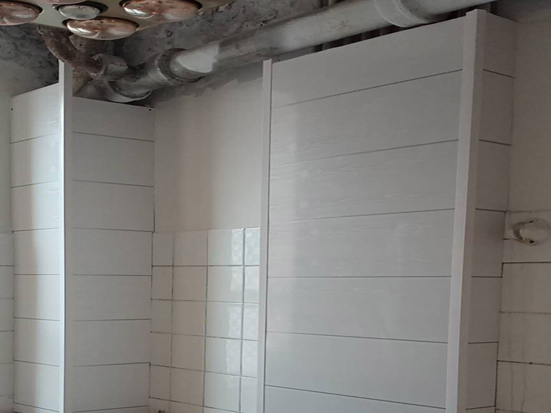 衛(wèi)生間防水貼磚：在地面用水泥砂漿找平一次，等它干透后再做防水。一般的防水施工要做2到3遍，而且防水的順序也是有講究的，比如，要先做完墻面防水再貼墻磚，其次才可以做地面防水，再貼地磚。因?yàn)榈孛娼?jīng)常會(huì)踩來踩去，地面防水如果先做了會(huì)很容易踩壞。一般情況下，在2到3遍的防水層全部做好后，會(huì)有5到7天的固化期，所以自然的，貼瓷磚肯定是要等到這之后才能做。