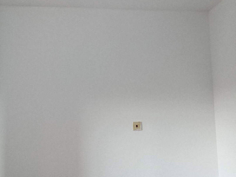 臥室墻面翻新：首先在做翻新的時候一定要把之前的墻面給處理干凈，粉化嚴重的一定要鏟除干凈。由于之前的墻面有刷過油漆和乳膠漆，所在做完鏟除后一定要做打磨處理，將原來墻體上的結(jié)實的表皮及浮沉全部清理掉，如果說墻體出現(xiàn)小部分的凹陷以及裂縫的話可以用膩子稍微填補一下。在修補的過程中要是沒有做到全面，并且上漆過程已經(jīng)做了的話那就會顯得相當?shù)穆闊?，上漆工程完成后的話再對沒有修補到的地方進行修補的話就會很難達到預(yù)想效果，最大的問題就是會導致色差的問題，所以在修補的時候一定要做到仔細、全面，不要為后面的工程造成負擔。在上面漆之前要裝油漆按照漆桶的說明配比及涂刷，要準備足夠的量，保證顏色的相同，不要因為量少缺量后來進行后補，這樣很容易發(fā)生色差的問題。刷面漆時要選擇質(zhì)量好的刷漆滾筒，這樣刷出來的質(zhì)地才會更加的均勻好看。