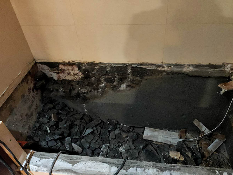 磚砌浴缸拆除防水：一般衛(wèi)浴間滲漏水都是建筑的細(xì)部構(gòu)造出了問題。地漏、墻角、管根這3個地方由于接口較多，易出現(xiàn)縫隙，因此這3個地方一般比較容易出現(xiàn)滲漏水。此外，若浴缸或是淋浴房下水口與下水管接口不嚴(yán)密，容易發(fā)生縫隙，出現(xiàn)滲漏水。衛(wèi)浴間的防水工作要做好，不然出現(xiàn)漏水問題是挺麻煩的事。 由于涂料能嚴(yán)密地包住管道與地面，滲入縫隙，干燥后不會收縮，因此比防水水泥等剛性材料更適合用于衛(wèi)浴間這種管道、縫隙較多的小面積房屋。