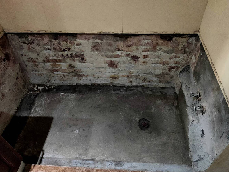 磚砌浴缸拆除防水：一般衛(wèi)浴間滲漏水都是建筑的細(xì)部構(gòu)造出了問題。地漏、墻角、管根這3個地方由于接口較多，易出現(xiàn)縫隙，因此這3個地方一般比較容易出現(xiàn)滲漏水。此外，若浴缸或是淋浴房下水口與下水管接口不嚴(yán)密，容易發(fā)生縫隙，出現(xiàn)滲漏水。衛(wèi)浴間的防水工作要做好，不然出現(xiàn)漏水問題是挺麻煩的事。 由于涂料能嚴(yán)密地包住管道與地面，滲入縫隙，干燥后不會收縮，因此比防水水泥等剛性材料更適合用于衛(wèi)浴間這種管道、縫隙較多的小面積房屋。