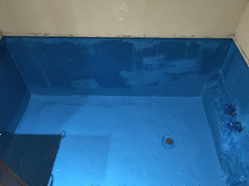 磚砌浴缸拆除防水：一般衛(wèi)浴間滲漏水都是建筑的細(xì)部構(gòu)造出了問題。地漏、墻角、管根這3個地方由于接口較多，易出現(xiàn)縫隙，因此這3個地方一般比較容易出現(xiàn)滲漏水。此外，若浴缸或是淋浴房下水口與下水管接口不嚴(yán)密，容易發(fā)生縫隙，出現(xiàn)滲漏水。衛(wèi)浴間的防水工作要做好，不然出現(xiàn)漏水問題是挺麻煩的事。 由于涂料能嚴(yán)密地包住管道與地面，滲入縫隙，干燥后不會收縮，因此比防水水泥等剛性材料更適合用于衛(wèi)浴間這種管道、縫隙較多的小面積房屋。