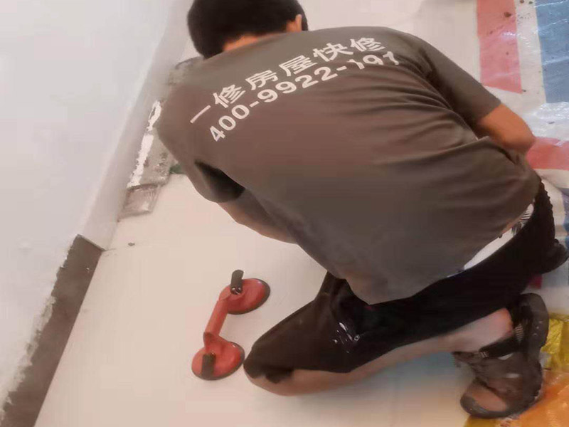 客廳瓷磚鋪貼:干鋪法和濕鋪法。主流的是干鋪法，因?yàn)楦射伔苡行П苊獯纱u在鋪磚過程中造成氣泡、空鼓等現(xiàn)象（空鼓可能會(huì)導(dǎo)致瓷磚破裂），但是干鋪法技術(shù)含量較高，比較費(fèi)工 1、混凝土墻面處理：用火堿水或其他洗滌劑將施工面清洗干凈，用1 ：1水泥砂漿甩成小拉毛，兩天后抹成1：3水泥砂漿底層。 2、磚墻面處理：將施工面清理干凈，然后用清水打濕墻面，抹1：3水泥砂漿底層。 3、舊建筑面處理：清理原施工面污垢，并將此面用手鑿處理成毛墻面。 4、瓷磚鋪貼前應(yīng)充分浸水，以保證鋪貼牢固。