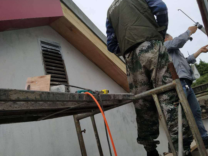 屋頂瓦房防水維修：其實(shí)首要的條是要找漏，主要是從屋頂?shù)母叱鐾吞幷衣ㄒ驗(yàn)樗滋幜鳎┦紫仁强次蓓斢袥](méi)有裂紋，原有的防水層有沒(méi)有老化掉，屋頂原有的SBS防水卷材有沒(méi)有氣泡，有氣泡的話(huà)就證已經(jīng)進(jìn)入防水層的底部了，這樣就漏水了，還有屋頂上的天溝有沒(méi)有堵塞。  房屋漏水修補(bǔ)辦法,大都采用清理屋面、裂縫填平、裂縫密封、砂漿找平等維修方法。