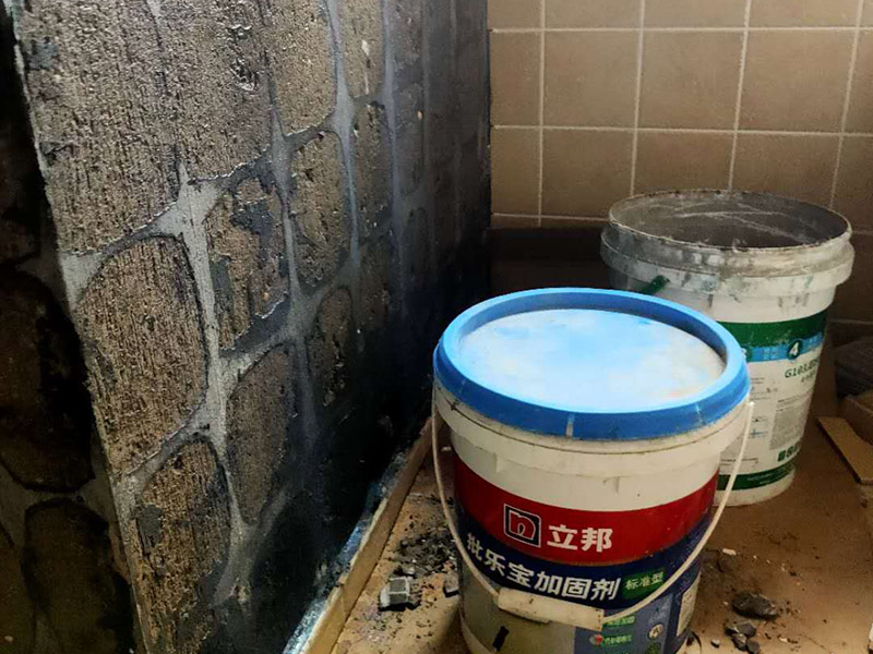 墻面瓷磚鋪貼：（1）基層處理：將塵土、雜物徹底清掃干凈，不得有空鼓、開(kāi)裂及起砂等缺陷。 （2）彈線：施工前在墻體四周彈出標(biāo)高控制線，在地面彈出十字線，以控制地磚分隔尺寸。 （3）鋪貼：鋪設(shè)選用1：3干硬性水泥砂漿，砂漿厚度25mm左右。鋪貼前將地磚背面濕潤(rùn)，需正面干燥為宜。把地磚按照要求放在水泥砂漿上，用橡皮錘輕敲地磚飾面直至密實(shí)平整達(dá)到要求。 （4）勾縫：地磚鋪完后24h進(jìn)行清理勾縫，勾縫前應(yīng)先將地磚縫隙內(nèi)雜質(zhì)擦凈，用專(zhuān)用填縫劑勾縫。 （5）清理：施工過(guò)程中隨干隨清，完工后(一般宜在24h之后)再用棉紗等物對(duì)地磚表面進(jìn)行清理。