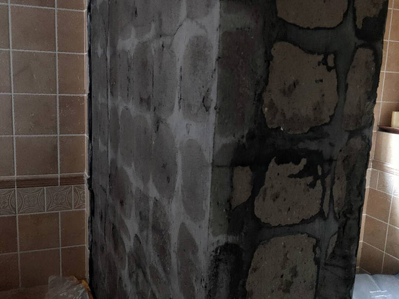 墻面瓷磚鋪貼：（1）基層處理：將塵土、雜物徹底清掃干凈，不得有空鼓、開(kāi)裂及起砂等缺陷。 （2）彈線：施工前在墻體四周彈出標(biāo)高控制線，在地面彈出十字線，以控制地磚分隔尺寸。 （3）鋪貼：鋪設(shè)選用1：3干硬性水泥砂漿，砂漿厚度25mm左右。鋪貼前將地磚背面濕潤(rùn)，需正面干燥為宜。把地磚按照要求放在水泥砂漿上，用橡皮錘輕敲地磚飾面直至密實(shí)平整達(dá)到要求。 （4）勾縫：地磚鋪完后24h進(jìn)行清理勾縫，勾縫前應(yīng)先將地磚縫隙內(nèi)雜質(zhì)擦凈，用專(zhuān)用填縫劑勾縫。 （5）清理：施工過(guò)程中隨干隨清，完工后(一般宜在24h之后)再用棉紗等物對(duì)地磚表面進(jìn)行清理。