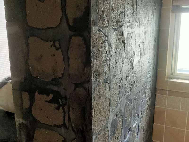 墻面瓷磚鋪貼：（1）基層處理：將塵土、雜物徹底清掃干凈，不得有空鼓、開(kāi)裂及起砂等缺陷。 （2）彈線：施工前在墻體四周彈出標(biāo)高控制線，在地面彈出十字線，以控制地磚分隔尺寸。 （3）鋪貼：鋪設(shè)選用1：3干硬性水泥砂漿，砂漿厚度25mm左右。鋪貼前將地磚背面濕潤(rùn)，需正面干燥為宜。把地磚按照要求放在水泥砂漿上，用橡皮錘輕敲地磚飾面直至密實(shí)平整達(dá)到要求。 （4）勾縫：地磚鋪完后24h進(jìn)行清理勾縫，勾縫前應(yīng)先將地磚縫隙內(nèi)雜質(zhì)擦凈，用專(zhuān)用填縫劑勾縫。 （5）清理：施工過(guò)程中隨干隨清，完工后(一般宜在24h之后)再用棉紗等物對(duì)地磚表面進(jìn)行清理。