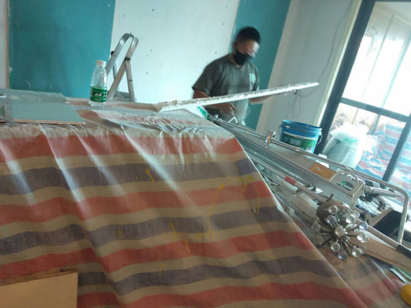 墻面貼石膏線：首先要打好墨斗直線，將石膏線條與墻、頂面粘貼處已作過乳膠漆的要鏟除去并刷界面增敲擊固底，量好尺度將挑好的石膏線（皎白細(xì)膩，光亮度高，背部平坦）依據(jù)適宜尺度做切開，用801膠和白石膏粉諧和，然后均勻的打在石膏線反面，然后依據(jù)視點(diǎn)貼，對花一定要聯(lián)接妥當(dāng)，接口的當(dāng)?shù)匾欢ㄒ教?，有縫隙的當(dāng)?shù)赜冒资喾勰ㄆ剑逅鎏幚怼?用膠水和白石膏粉調(diào)和,然后均勻的打在石膏線背面,然后根據(jù)角度貼就行了,重要的是對花,接口的地方一定要平整!