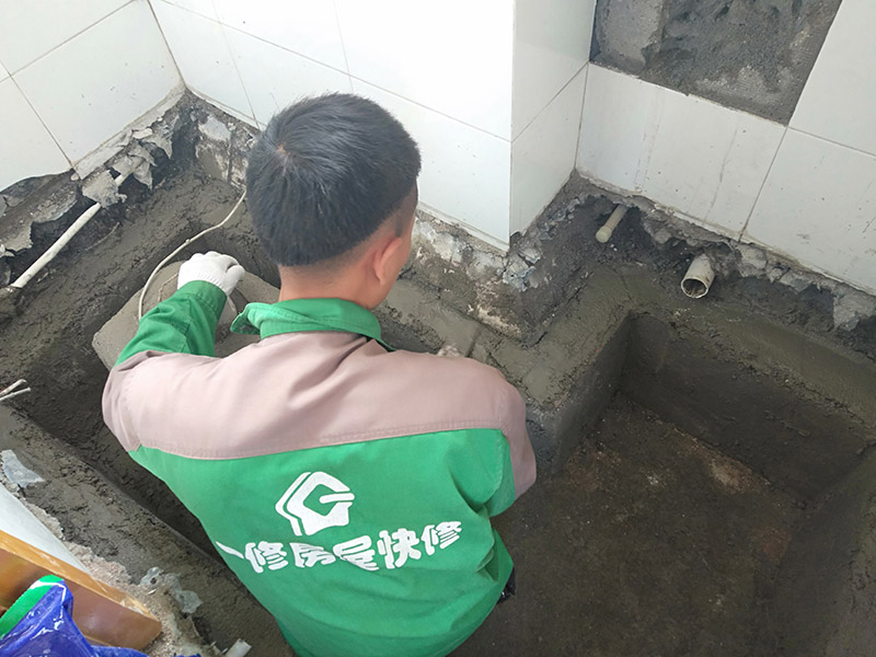衛(wèi)生間墻地面抹灰：在進(jìn)行防水處理之前，一定先找平地du面，如果地面不平對防水的效果可能會有影響，也可能造成因防水涂料薄厚不均而導(dǎo)致的開裂滲漏。地漏，墻角，管跟等接縫處要使用高彈性的柔性防水涂刷，因?yàn)樾l(wèi)生間的墻與地面之間的接縫處會移位最容易滲水。 墻面處理上要做大約30cm高的防水涂料，以防積水滲透墻面返潮，如果衛(wèi)生間有淋浴房應(yīng)將防水做180cm，如果有浴缸，與浴缸相鄰的墻面防水高度應(yīng)比浴缸高處30cm.防水層做好后要留余一定的時間，讓防水層與建筑更好的融為一體，然后在防水層上做保護(hù)層再鋪地磚，施工過程中，可千萬馬虎不得，要盡量的保護(hù)防水層。