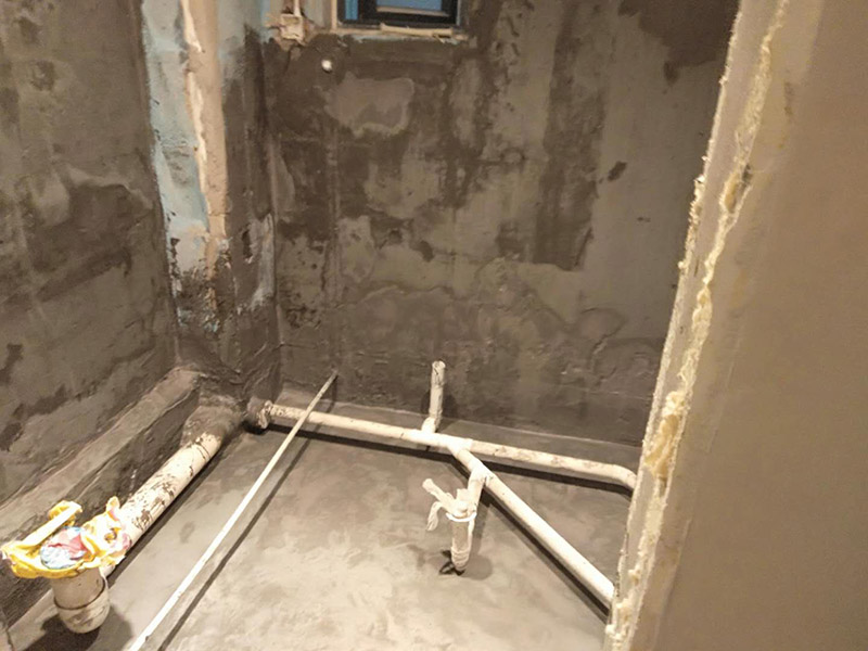 衛(wèi)生間墻地面抹灰：在進(jìn)行防水處理之前，一定先找平地du面，如果地面不平對防水的效果可能會有影響，也可能造成因防水涂料薄厚不均而導(dǎo)致的開裂滲漏。地漏，墻角，管跟等接縫處要使用高彈性的柔性防水涂刷，因?yàn)樾l(wèi)生間的墻與地面之間的接縫處會移位最容易滲水。 墻面處理上要做大約30cm高的防水涂料，以防積水滲透墻面返潮，如果衛(wèi)生間有淋浴房應(yīng)將防水做180cm，如果有浴缸，與浴缸相鄰的墻面防水高度應(yīng)比浴缸高處30cm.防水層做好后要留余一定的時間，讓防水層與建筑更好的融為一體，然后在防水層上做保護(hù)層再鋪地磚，施工過程中，可千萬馬虎不得，要盡量的保護(hù)防水層。