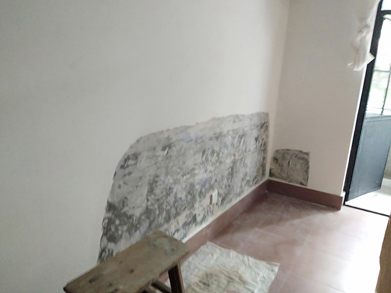 墻面局部鏟除防水：1、清理墻面：以鏟刀清除墻面已松動(dòng)的膩?zhàn)訉印Ｓ苗P刀無法清除的膩?zhàn)訉?，可以用小錘子輕輕敲擊，如果沒有空鼓的聲音，并且敲后仍不松動(dòng)的地方可以保留原有的基層。 2、清洗墻面：用清潔水或洗滌靈將表面的浮塵、油污進(jìn)行徹底清洗干凈，然后用高壓水槍進(jìn)行徹底沖洗，清除已粉化的涂層。 3、修補(bǔ)墻面： （1）基層起皮的處理方法：鋼絲刷刷掉起皮的涂料面層，刷界面劑，重新進(jìn)行涂料施工。 （2）基層裂縫的處理方法：開V型槽，掛抗堿玻纖網(wǎng)格布，水泥砂漿抹面，批刮柔性膩?zhàn)樱M(jìn)行涂料施工。 （3）基層空鼓的處理方法：云石機(jī)切出空鼓的墻面，薄而多遍的水泥砂漿抹面，達(dá)到原有墻面的高度，刷界面劑，然后進(jìn)行涂料施工。