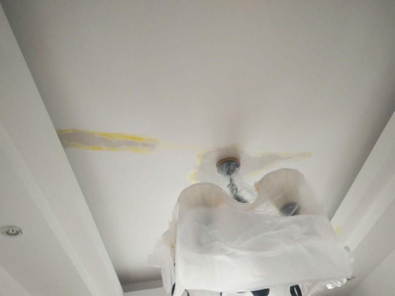 頂面空鼓維修：1、對空鼓區(qū)域進行基本的處理，然后采用隔離劑對空鼓區(qū)域進行基本的處理，清理干凈殘留物品，然后抹上一層膠膜。 2、進行維修的時候一定要保持空鼓區(qū)域的濕潤性，提前一天進行處理，然后在開始之前要進行灑水處理。 3、為了保險起見，我們需要進行封層抹灰的清理方面，第一次抹灰的時候，一定要抹實，以薄為主要，帶底灰完成之后，等一會就可以進行二次抹灰了，第二次抹灰以厚度為主要，同時要注意平整性處理，處理完之后等待七八成晾干的情況下，就可以進行最后一步工作了，進行最后的抹灰處理，一般整體厚度不超過15mm就行了。