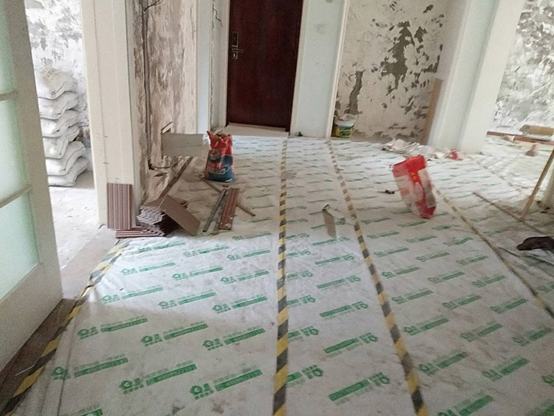 全屋墻面翻新：在墻面翻新前，需要先將舊漆面鏟除干凈，之后在進行打磨，將墻面的浮沉雜物都清理干凈。如果墻面有凹凸不平的情況，要先用膩子修補，如果墻面出現(xiàn)空鼓的現(xiàn)象，也要將整面的墻皮進行鏟除，才能做后續(xù)的處理。膩子的處理重點有兩點注意事項，一是在刮膩子之前，要把墻面的平整度用尺子測試好，如果有不平整的位置，就需要用膩子實行多次的修補，而在每一次刮完膩子之后，還需要用砂紙對墻面實行打磨，使得墻面更加的平整光滑。在涂刷時應當遵照一底兩面的原則，即刷1遍底漆，再刷2遍面漆，要留意的是，兩次涂刷的時間不可以太近，要確