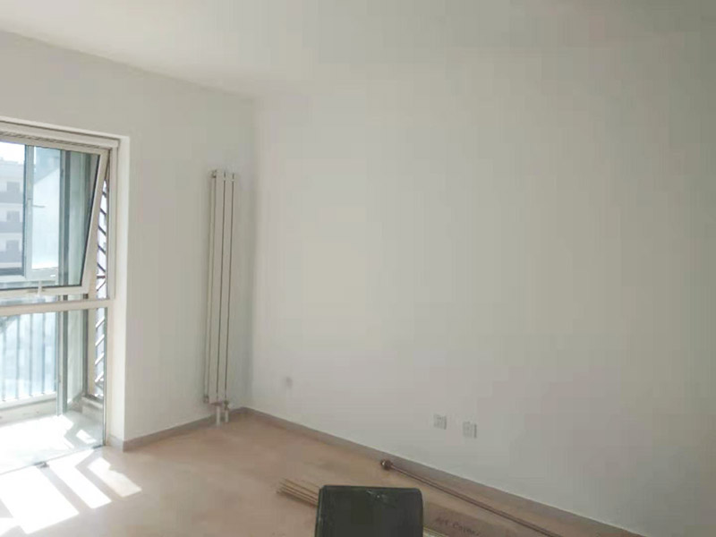 全屋刮大白裝修：刮大白就是在水泥毛糙面上 ，用建筑用的大白粉將墻面刮平刷白，具體步驟首先要基層處理把原有的大白戧掉，查看墻面上有沒(méi)有縫隙，釘子凹槽，銹點(diǎn)。 有縫隙的要填滿石膏，刷墻固墻鏈，之后在房屋頂棚都要滿刮石膏，然后在刮大白，刮大白比較重要，至少要全面的刮兩遍。干后在用打磨砂紙把小包和刮板印道子等磨掉，最后一步就是刷或者噴乳膠漆。