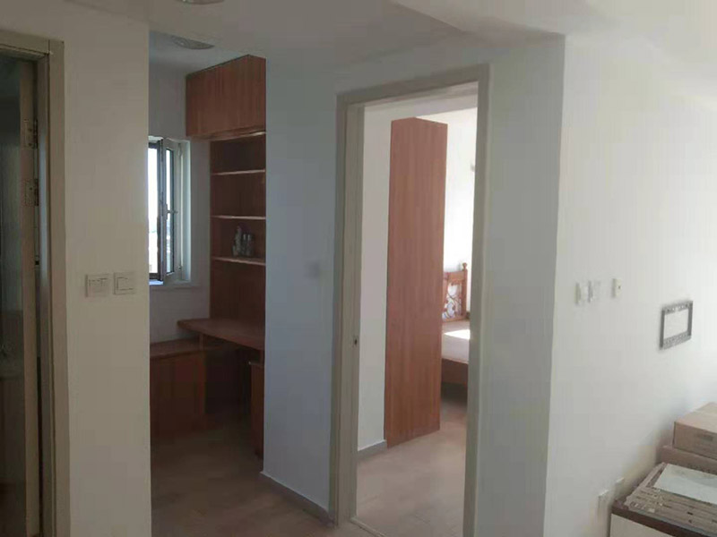 全屋刮大白裝修：刮大白就是在水泥毛糙面上 ，用建筑用的大白粉將墻面刮平刷白，具體步驟首先要基層處理把原有的大白戧掉，查看墻面上有沒(méi)有縫隙，釘子凹槽，銹點(diǎn)。 有縫隙的要填滿石膏，刷墻固墻鏈，之后在房屋頂棚都要滿刮石膏，然后在刮大白，刮大白比較重要，至少要全面的刮兩遍。干后在用打磨砂紙把小包和刮板印道子等磨掉，最后一步就是刷或者噴乳膠漆。